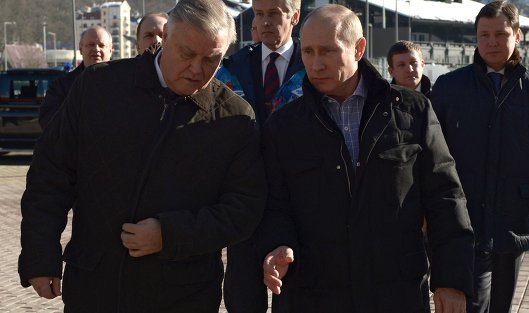 Президент России Владимир Путин во время осмотра железднодорожной станции Красная поляна 