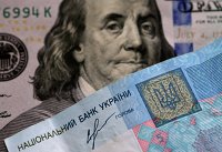 Денежные купюры и монеты США и Украины