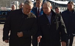 Президент России Владимир Путин во время осмотра железднодорожной станции Красная поляна 