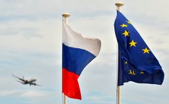 Флаги России, ЕС, Франции и герб Ниццы на набережной Ниццы