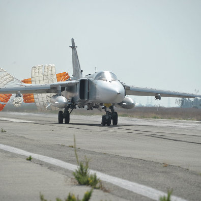 *Бомбардировщик Су-24 садится на авиабазе "Хмеймим" (Латакия), Сирия