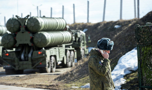 *Военнослужащий во время несения боевого дежурства зенитными ракетными дивизионами