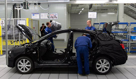 *Работа на главном конвеере по производству автомобилей Hyundai Solaris на заводе компании "Хендэ Мотор Мануфактуринг Рус"