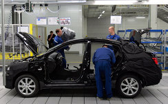 *Работа на главном конвеере по производству автомобилей Hyundai Solaris на заводе компании "Хендэ Мотор Мануфактуринг Рус"