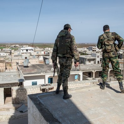 Военнослужащие Сирийской Арабской армии в освобожденном от боевиков поселке Охрус в провинции Алеппо