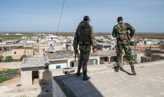 Военнослужащие Сирийской Арабской армии в освобожденном от боевиков поселке Охрус в провинции Алеппо