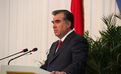 *Президент Таджикистана Эмомали Рахмон выступает с ежегодным посланием к парламенту страны