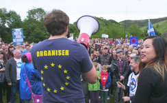 Сотни шотландцев с проевропейскими лозунгами митинговали против Brexit