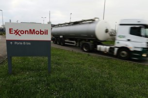 Автоцистерна выезжает с завода компании ExxonMobil