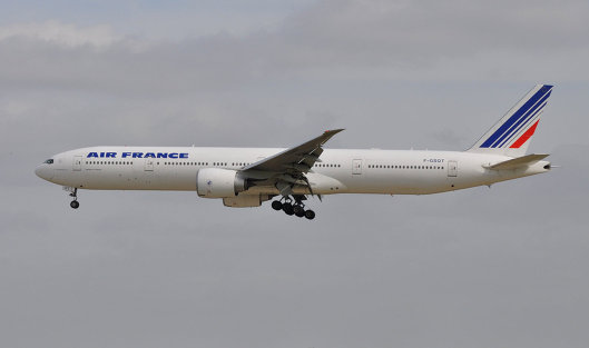 Самолет Boeing 777-300 авиакомпании Air France совершает посадку в аэропорту Орли в Париж, Франция