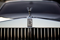 " Эмблема Rolls-Royce на радиаторной решетке автомобиля