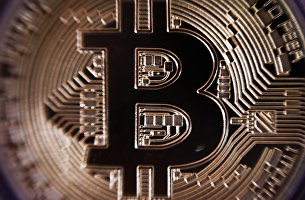 Сувенирная монета криптовалюты биткойн в MaRSe Bitcoin Center в Москве