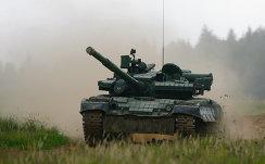 Танк Т-80У на марше