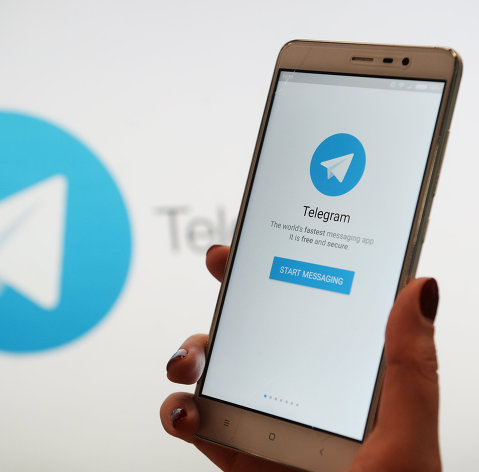 " Мессенджер Telegram на экране телефона