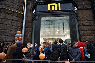 Посетители у магазина Xiaomi на Тверской лице в Москве