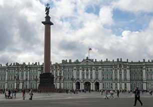 Александровская колонна на Дворцовой площади в Санкт-Петербурге