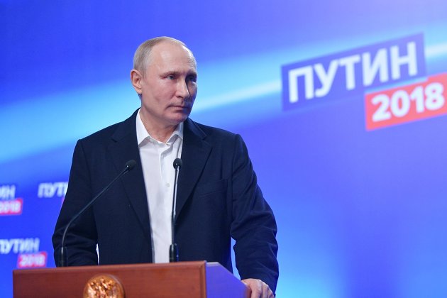 Владимир Путин во время посещения своего предвыборного штаба