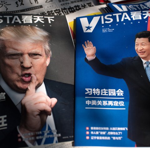 Обложки журналов с портретами президентов США и Китая Дональда Трампа и Си Цзиньпина