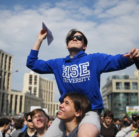 Участники митинга в поддержку мессенджера Telegram на проспекте Сахарова в Москве