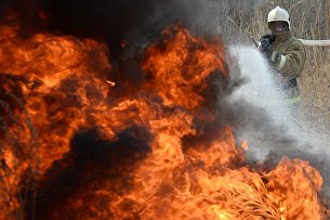 Сотрудни пожарного расчета МЧС во время учений