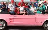 Президент США Билл Клинтон в Ford Mustang "Playboy Pink"