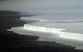 Вид на огромный айсберг в Антарктиде