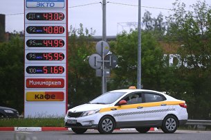 Цены на бензин на одной из автозаправочных станций в Москве