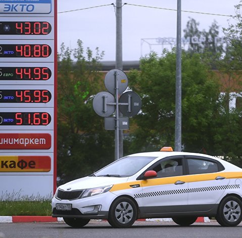 Цены на бензин на одной из автозаправочных станций в Москве