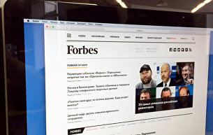 Главная страница сайта Forbes.ru на экране монитора