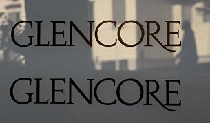 Логотип компании Glencore на здании штаб-квартиры в городе Баар, Швейцария