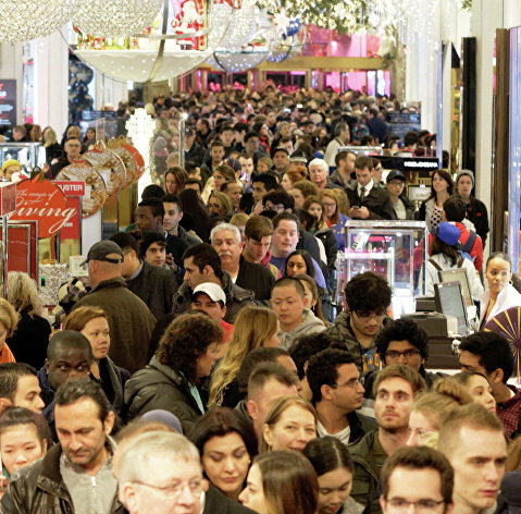 Покупатели в универмаге Macy's в Нью-Йорке во время "черной пятницы"