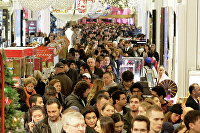 Покупатели в универмаге Macy's в Нью-Йорке во время "черной пятницы"