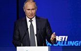 Президент РФ Владимир Путин выступает на инвестиционном форуме ВТБ Капитал "Россия зовёт!"