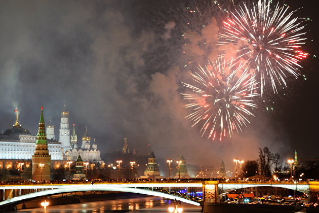 " Праздничный фейерверк в Москве в новогоднюю ночь