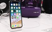 Новый смартфон iPhone X во время старта продаж в магазине re:Store на Тверской улице в Москве. 3 ноября 2017