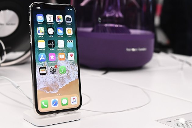 Новый смартфон iPhone X во время старта продаж в магазине re:Store на Тверской улице в Москве. 3 ноября 2017