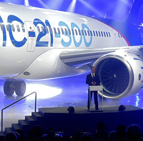 Председатель правительства РФ Дмитрий Медведев выступает на церемонии выкатки магистрального самолета МС-21-300 на Иркутском авиационном заводе корпорации "Иркут". 8 июня 2016