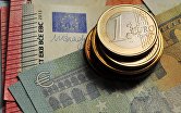 "Монета номиналом 1 евро и банкноты евро различного номинала