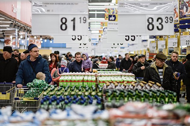 Посетители в гипермаркете "Лента" в Великом Новгороде