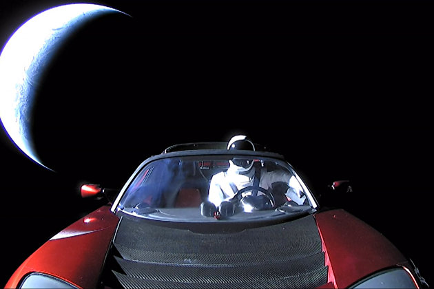 Кабриолет Tesla Roadster, выведенный на орбиту ракетой-носителем Falcon Heavy