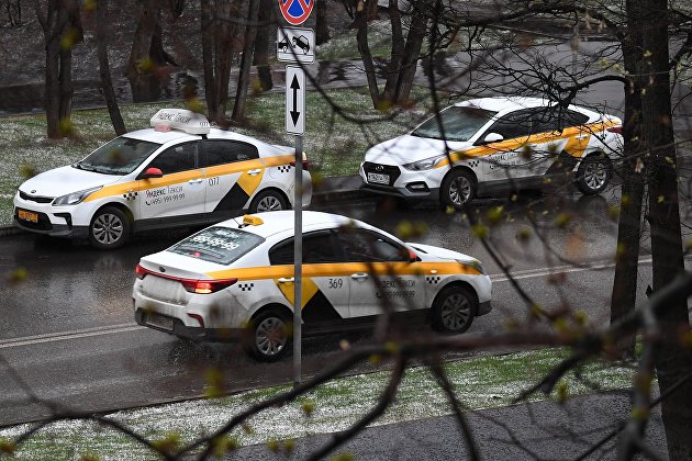 Автомобили службы "Яндекс Такси".