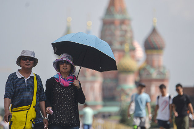 Туристы на Красной площади в Москве