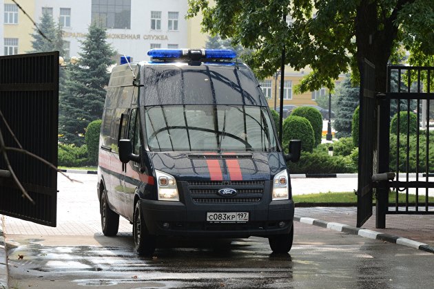 Автомобиль Следственного комитета РФ выезжает с территории центрального офиса Федеральной таможенной службы