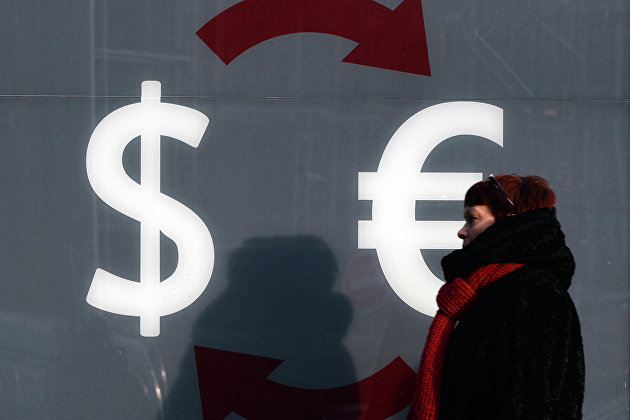" Знаки доллара и евро на стене пункта обмена валюты в Москве