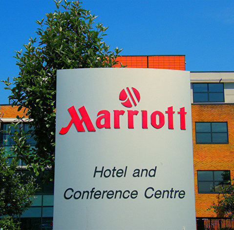 Вывеска отеля Marriott London-Heathrow International Airport