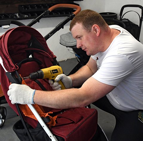 Бухгалтер из Владивостока ремонтирует детские коляски у себя в гараже