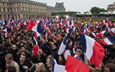 Избиратели во время объявления результатов голосования второго тура президентских выборов во Франции