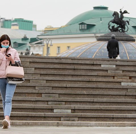 " Девушка в защитной маске на Манежной площади в Москве.