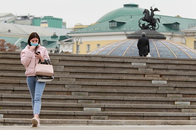 " Девушка в защитной маске на Манежной площади в Москве.