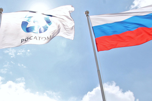 Флаги организации "Росатом" и России